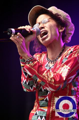 Nneka (NGR) 13. Chiemsee Reggae Festival - Übersee - Main Stage 18. August 2007 (1).JPG